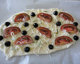 Foto del paso 8 de la receta: Focaccia de kumato y aceitunas negras
