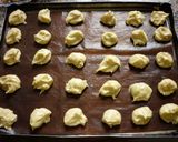 Foto del paso 4 de la receta: Bombas rellenas de dulce de leche con baño de chocolate