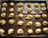 Foto del paso 4 de la receta: Bombas rellenas de dulce de leche con baño de chocolate