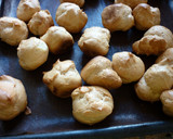 Foto del paso 5 de la receta: Bombas rellenas de dulce de leche con baño de chocolate