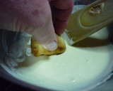 Foto del paso 7 de la receta: Bombas rellenas de dulce de leche con baño de chocolate