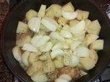 Muslos de pollo con papas y hongos secos