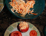 Foto del paso 3 de la receta: Tomates rellenos de rallado de mar con salsa rosa