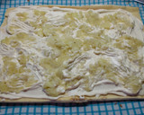 Foto del paso 7 de la receta: Brazo de gitano relleno de nata, dulce de leche y manzana