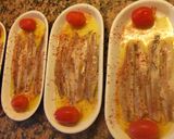 Foto del paso 4 de la receta: Aperitivo de boquerones en vinagre con tomatitos y albahaca