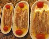 Foto del paso 4 de la receta: Aperitivo de boquerones en vinagre con tomatitos y albahaca