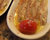 Foto del paso 5 de la receta: Aperitivo de boquerones en vinagre con tomatitos y albahaca