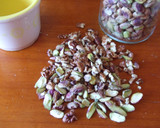 Foto del paso 2 de la receta: Pan de pistachos y nueces para el desayuno