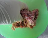 Foto del paso 1 de la receta Albóndigas de salchicha en salsa de pimiento y tomate