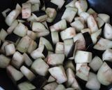 Foto del paso 2 de la receta: Berenjena caramelizada al ajo y cebolla