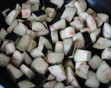 Foto del paso 2 de la receta: Berenjena caramelizada al ajo y cebolla