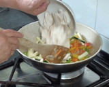 Foto del paso 4 de la receta: Fideos chinos con pollo y verduras
