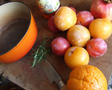Foto del paso 1 de la receta: Mermelada de ciruelas al aroma de naranja y romero