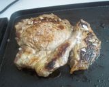 Foto del paso 3 de la receta: Entrecot plancha con salsa de setas al vino tinto