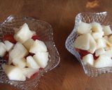 Foto del paso 2 de la receta: Pera y fresas con salsa de arándanos