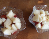 Foto del paso 2 de la receta: Pera y fresas con salsa de arándanos