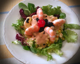 Foto del paso 4 de la receta: Ensalada de marisco y frutas en salsa cóctel