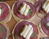 Foto del paso 3 de la receta: Minicrepes rellenas de carne de reno y espárragos