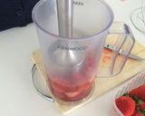 Foto del paso 2 de la receta: Licuado de frutilla y naranja