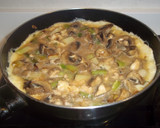 Foto del paso 9 de la receta: Tortilla de ajos tiernos, champiñones y atún