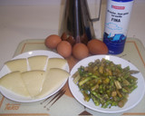 Foto del paso 1 de la receta: Tortilla de espárragos trigueros y queso