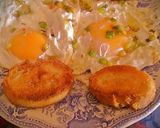 Foto del paso 3 de la receta: Huevos fritos con ajetes