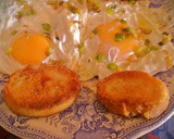 Foto del paso 3 de la receta: Huevos fritos con ajetes