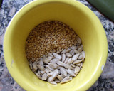 Foto del paso 4 de la receta: Pan integral con semillas de girasol y de sésamo blanco y negro