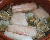 Foto del paso 4 de la receta: Filetes de pescado blanco con almejas y gulas