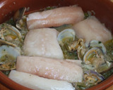 Foto del paso 4 de la receta: Filetes de pescado blanco con almejas y gulas