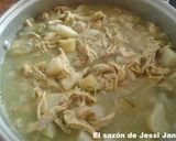 Foto del paso 6 de la receta: Pechuga de pollo en salsa verde con papas, calabacín y champiñones