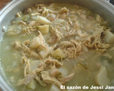 Foto del paso 6 de la receta: Pechuga de pollo en salsa verde con papas, calabacín y champiñones