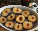 Foto del paso 1 de la receta: Ciruelas asadas con crema de lima