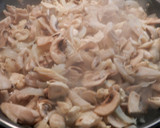 Foto del paso 2 de la receta: Quiche de pollo, setas y champiñones