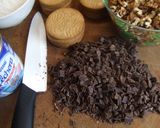Foto del paso 1 de la receta: Pastel de dulce de leche con nueces, coco y chocolate