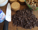Foto del paso 1 de la receta: Pastel de dulce de leche con nueces, coco y chocolate