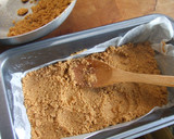 Foto del paso 3 de la receta: Pastel de dulce de leche con nueces, coco y chocolate