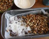 Foto del paso 4 de la receta: Pastel de dulce de leche con nueces, coco y chocolate
