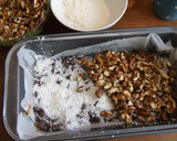 Foto del paso 4 de la receta: Pastel de dulce de leche con nueces, coco y chocolate