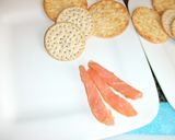 Foto del paso 1 de la receta: Salmón ahumado con salsa de mascarpone y huevas