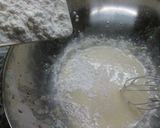 Foto del paso 2 de la receta: Coca de pimientos con olivas negras