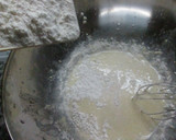 Foto del paso 2 de la receta: Coca de pimientos con olivas negras