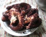Foto del paso 1 de la receta: Pulpo al pimentón sobre patatitas hervidas