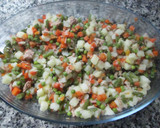 Foto del paso 2 de la receta: Ensaladilla con atún, olivas y lechugas verdes