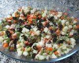 Foto del paso 3 de la receta: Ensaladilla con atún, olivas y lechugas verdes