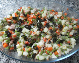 Foto del paso 3 de la receta: Ensaladilla con atún, olivas y lechugas verdes