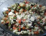 Foto del paso 4 de la receta: Ensaladilla con atún, olivas y lechugas verdes