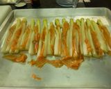 Foto del paso 3 de la receta: Espárragos rellenos de salmón al horno