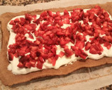 Foto del paso 6 de la receta: Tronco de chocolate con fresas y nata