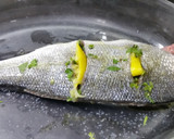 Foto del paso 1 de la receta: Lubina al horno con hierbas frescas 